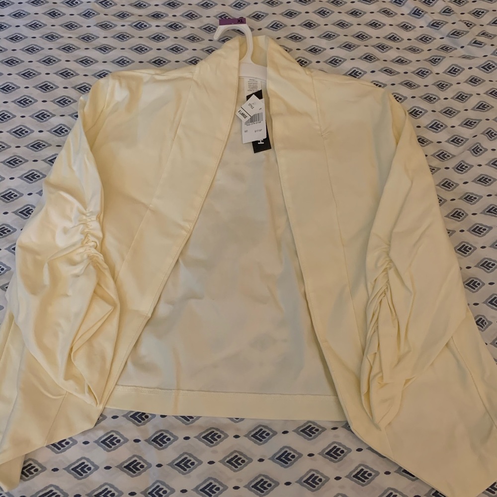 Womens stretchy crop scrunch arm blazer